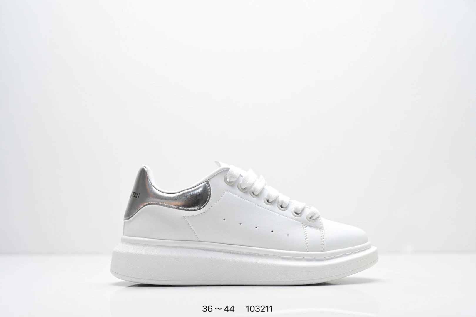 特价 意大利高奢品牌-亚历山大·麦昆Alexander McQueen Oversized Sneakers 低帮时装钻钻尾厚底休闲运动小白板鞋 编号：103211