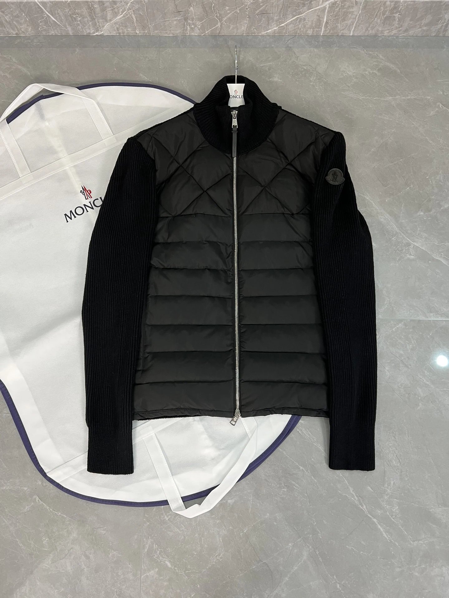 广州高版本 Moncler秋冬新款设计时尚百搭舒适透气潮流羽绒拼接针织衫羽绒服外套！官网同步发售！设计感与颜值爆棚的羽绒外套，品控可以直接入手，不容过错的高端臻品！-1