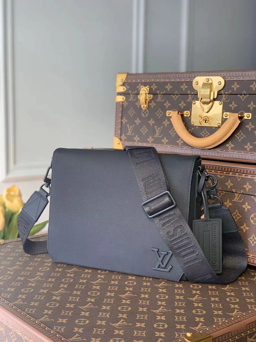 Louis Vuitton Messenger Bag