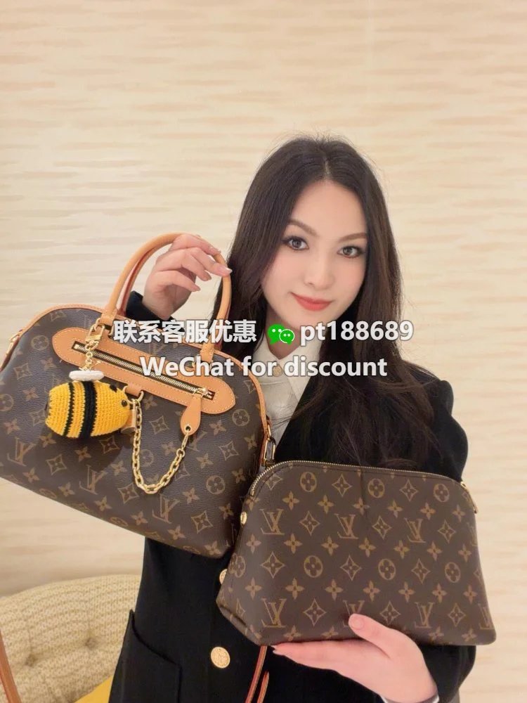 佩戴图 LOUIS VuittonBEE CROCHET 小蜜蜂包饰挂件挂饰