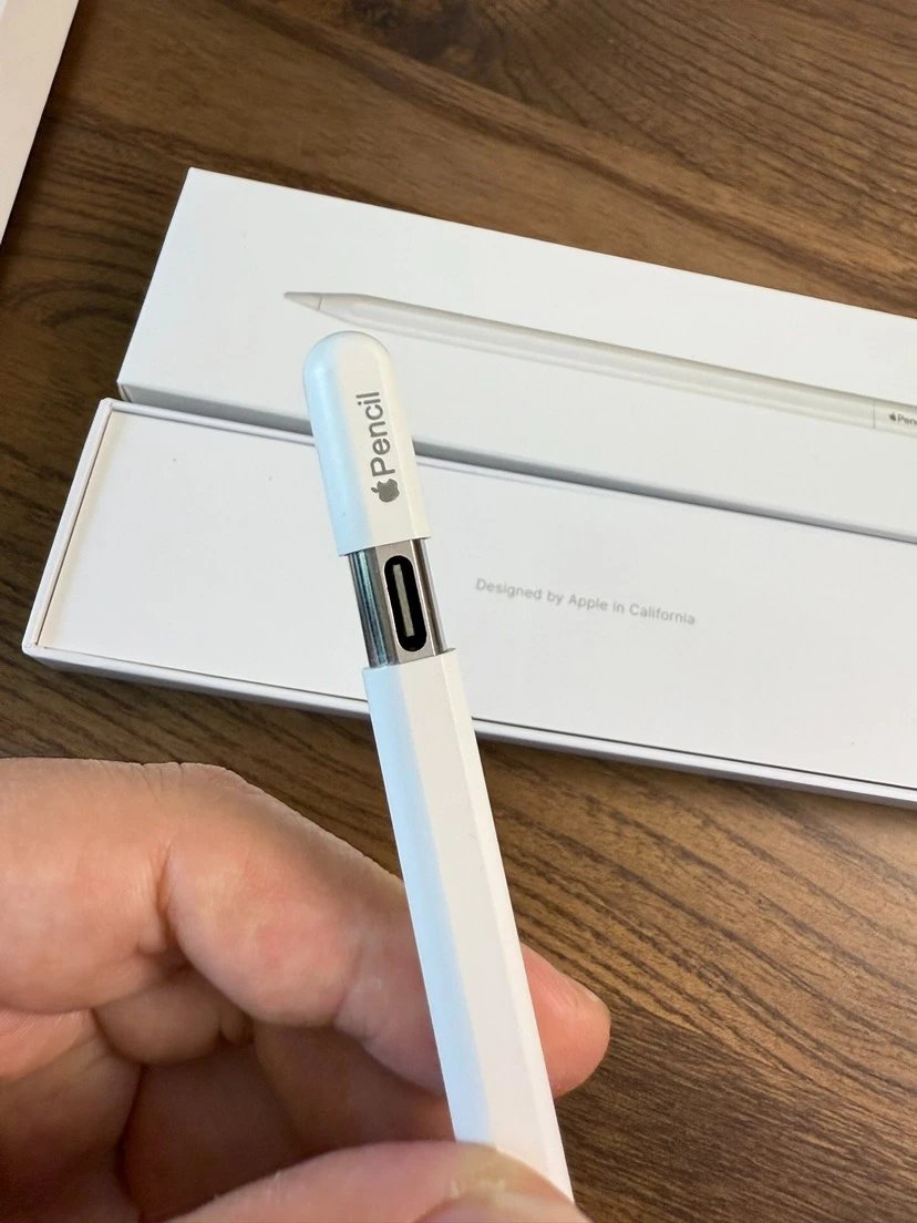 【Apple Pencil(USB-C) 】三代手写笔 全网最新出货 靠近自动弹窗 带倾斜压感 支持无线磁吸充电 功能跟原装无差别笔身可以吸附在上面 使用非常方