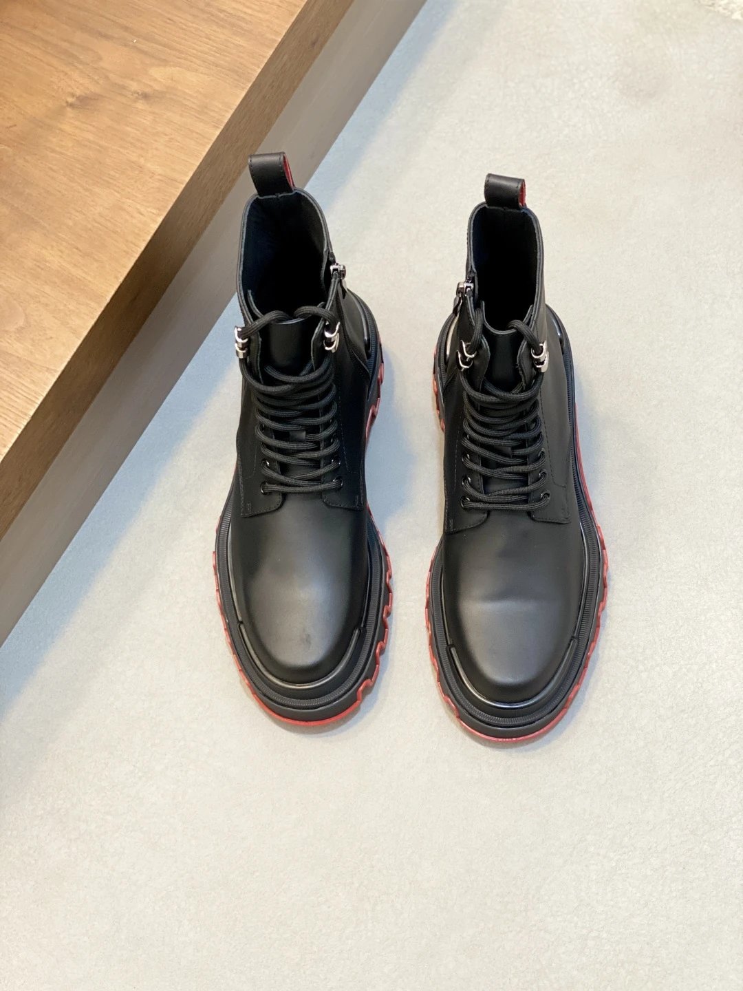 Christian Louboutin男士德比鞋 精巧工艺留驻摩登情怀，鞋履以品牌创造TPU坑纹鞋底打造，确保舒适耐用，Loubi红调交织鞋底，营造瞩目亮点，展现优雅绅士风度，为日常造型塑造风格存在感