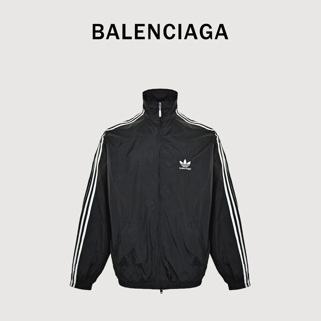 本地自取 Balencigag/巴黎世家 巴黎世家&阿迪达斯联名外套 共同打造的设计以品牌擅长的创意手法 重新解构并重塑了运动经典服饰元素. 整套应用像是标志性的三叶草与B家标志Logo呈现. 肩部黑