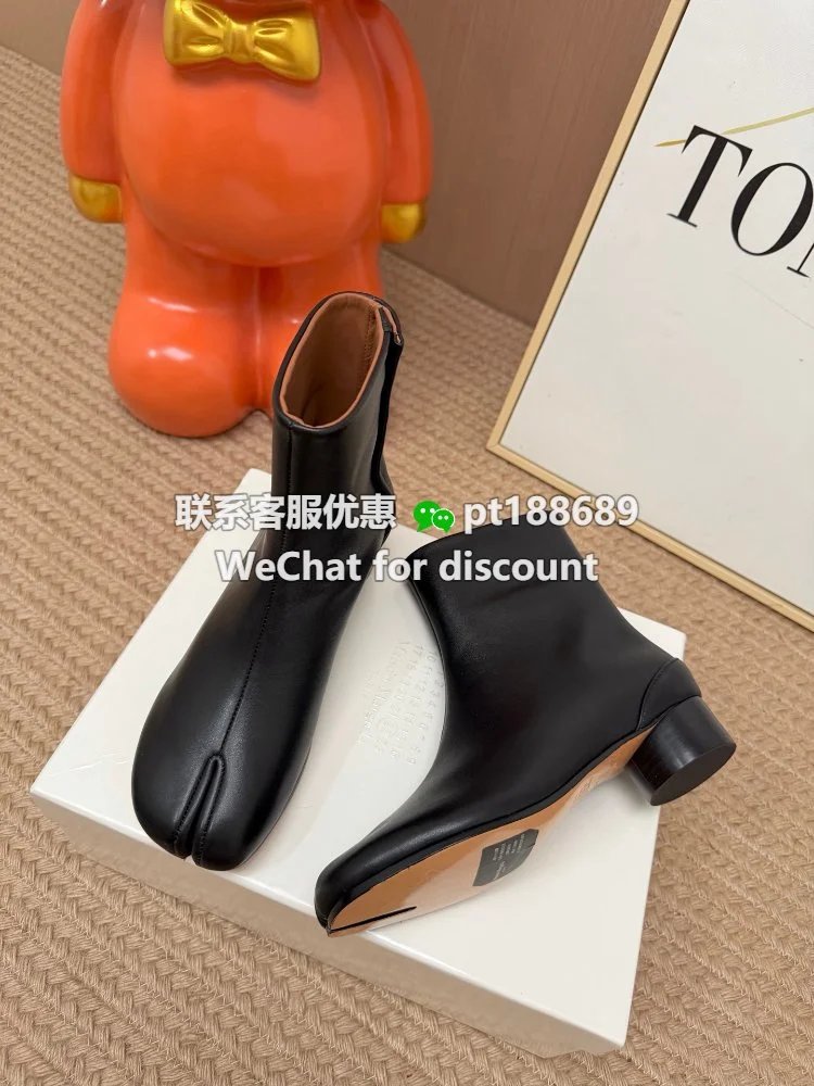 Maison Margiela分趾 Maison Margiela经典Tabi分趾上新！潮人鞋柜必备款，自带辨识度满满的分趾设计，氛围感直接拉满，多色可选，光面