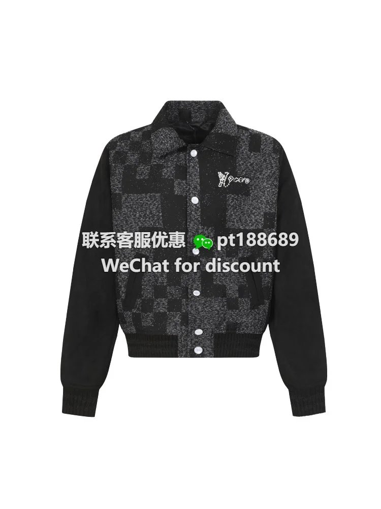 LOUIS VUITTON/路易25SS钉珠棋盘格棒球服 夹克外套工艺说明:采用丹宁珠皮呢材质，衣身点缀有提花标识，而正绒面羊皮革则用于衣袖和口袋，增添了柔软触