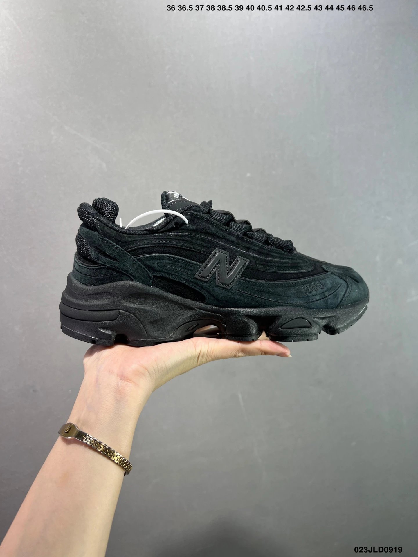 公司级新百伦New Balance 1000 系列低帮复古老爹风休闲运动跑步鞋 New Balance 在不同配色上其鞋面材质呈现不同感觉，无论是运动风抑或是高级质感，都让人能够有更多种选择