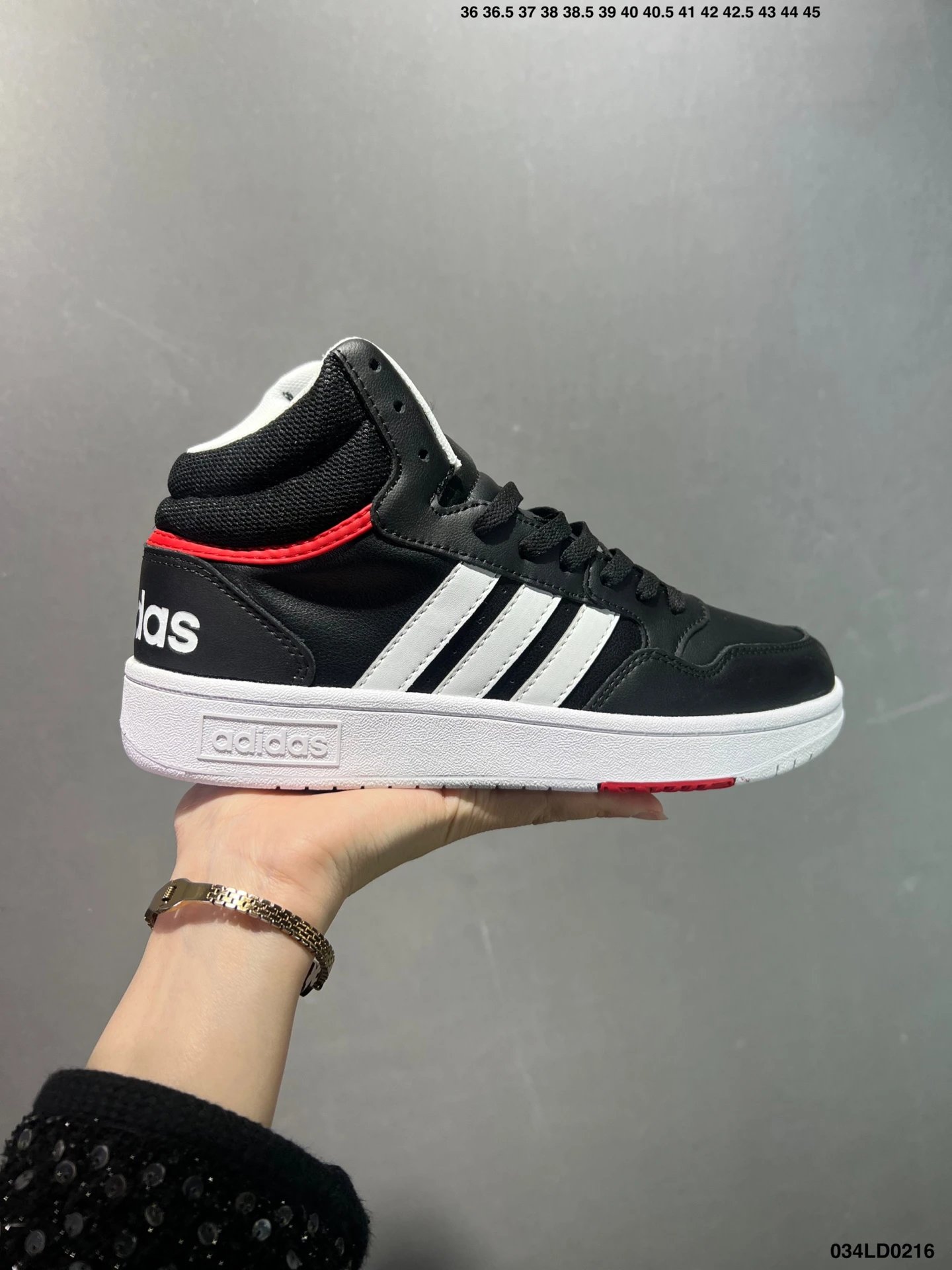 特价adidad HOOPS 3.0 百搭单品网球运动休闲高帮板鞋 灵感源自adidas网球鞋履的丰富历史，将经典格调与摩登气质和剪裁融于一体