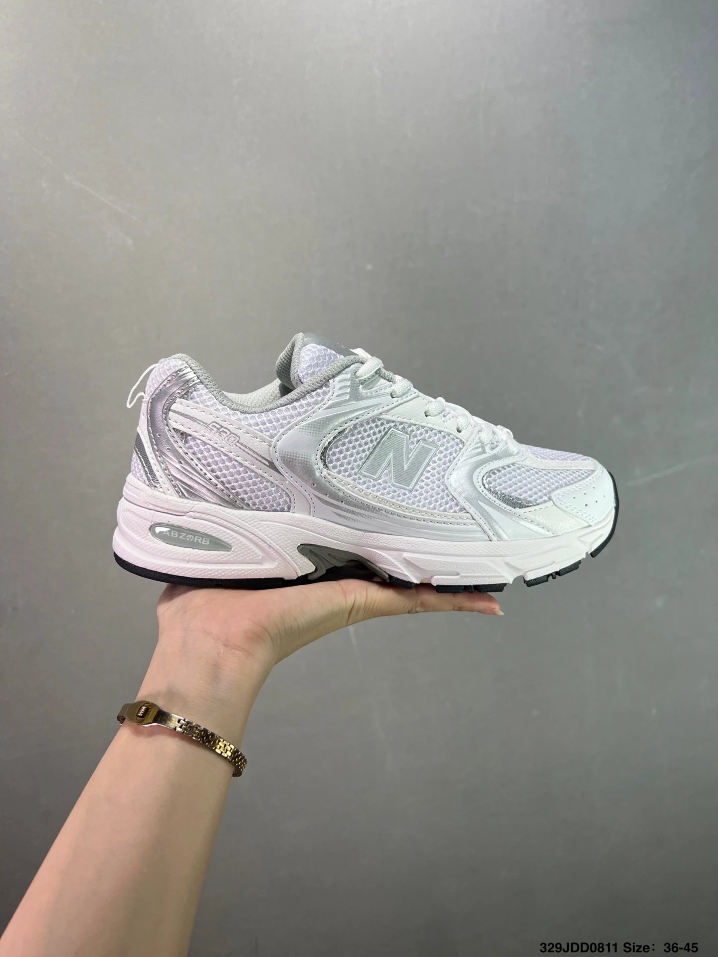 新百伦 NB530 New Balance 530 复跑古鞋NB530这鞋双确实是NB家经复典古款式之一，以全科新技诠释，成打功造530鞋款