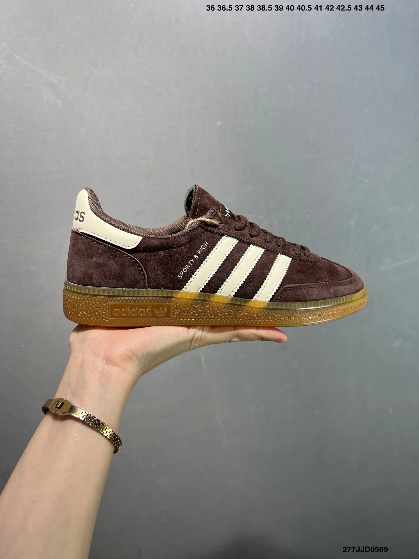 adidas originals Handball Special 此款鞋延续了橡胶外底和经典款式的传统