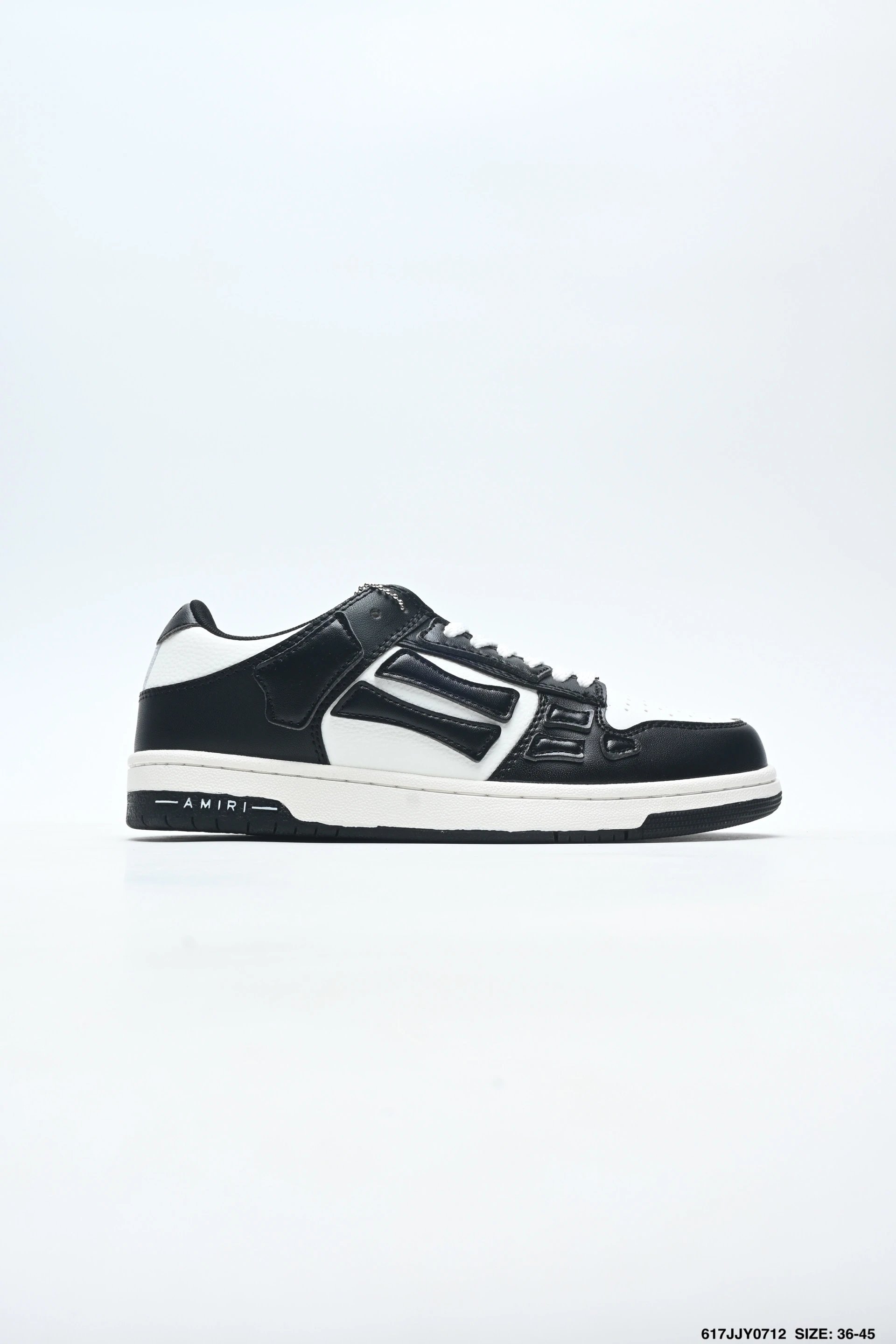 Amiri/骨头 升级版，男鞋真标半码原盒制，全套配件及包装物，采用荔枝纹头层皮组合贴膜牛剖皮革制成鞋面，脚骨饰片采用激光电雕切割工艺和边缘涂漆皮革，高密度电脑车线工艺，注塑成型EVA鞋垫号称洛杉-2