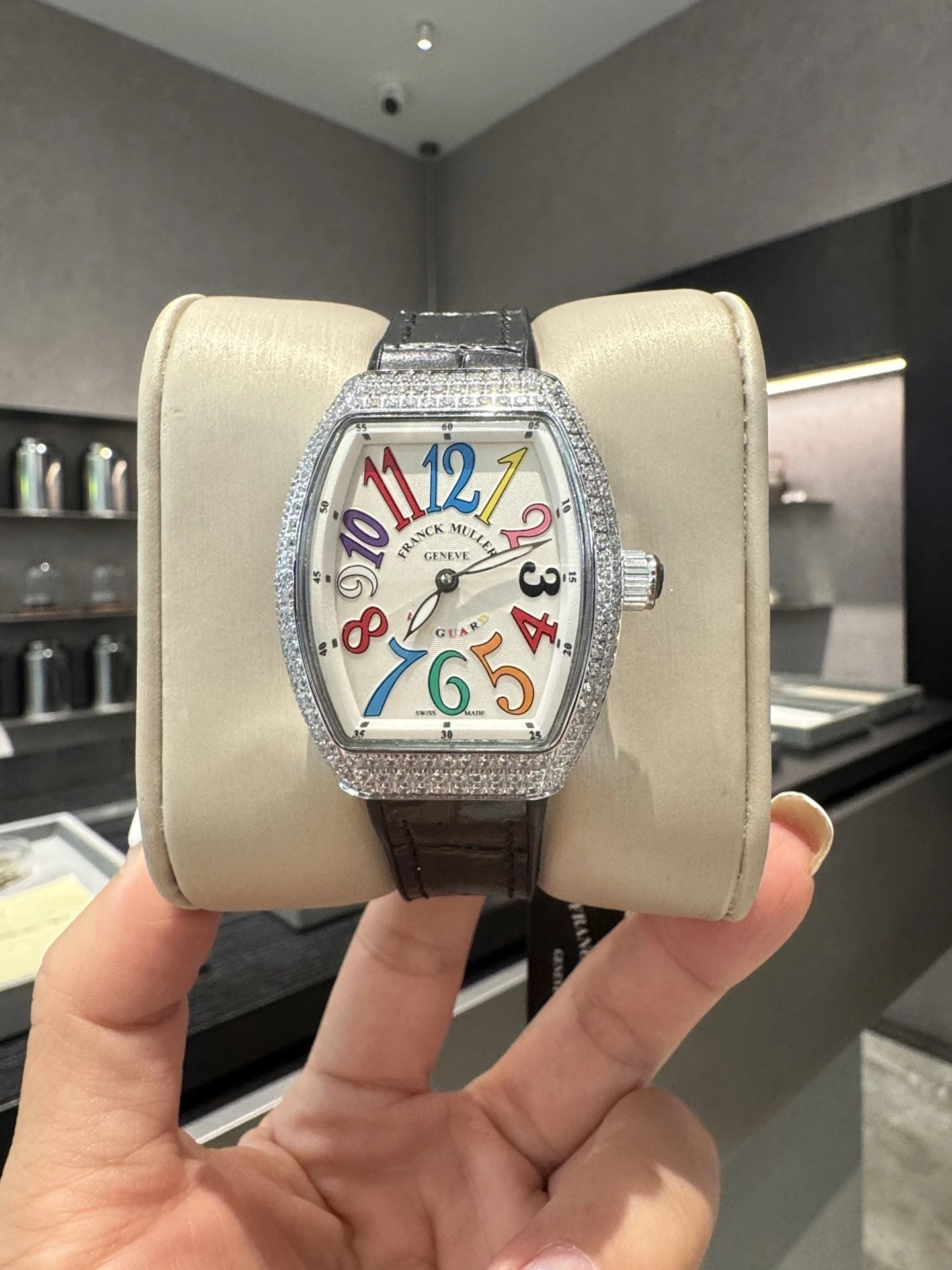Franker Muller_法兰克穆勒 V32酒桶系列 奢华镶嵌钻石经典数字面搭配橡胶真皮带 镶钻扣子 进口机芯 真空电镀 亮度高，更耐带 百搭衣橱 多种风格 整体的设计感真的很棒，非常有个性的一款