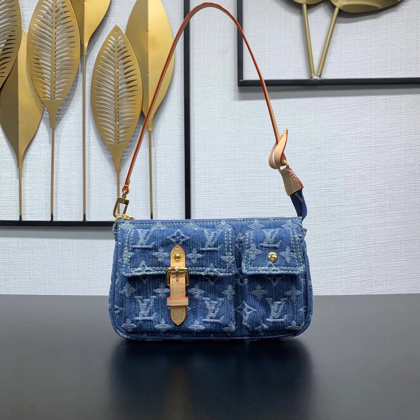 本款 chette Accessories Cargo 手袋演绎现代都市风尚
