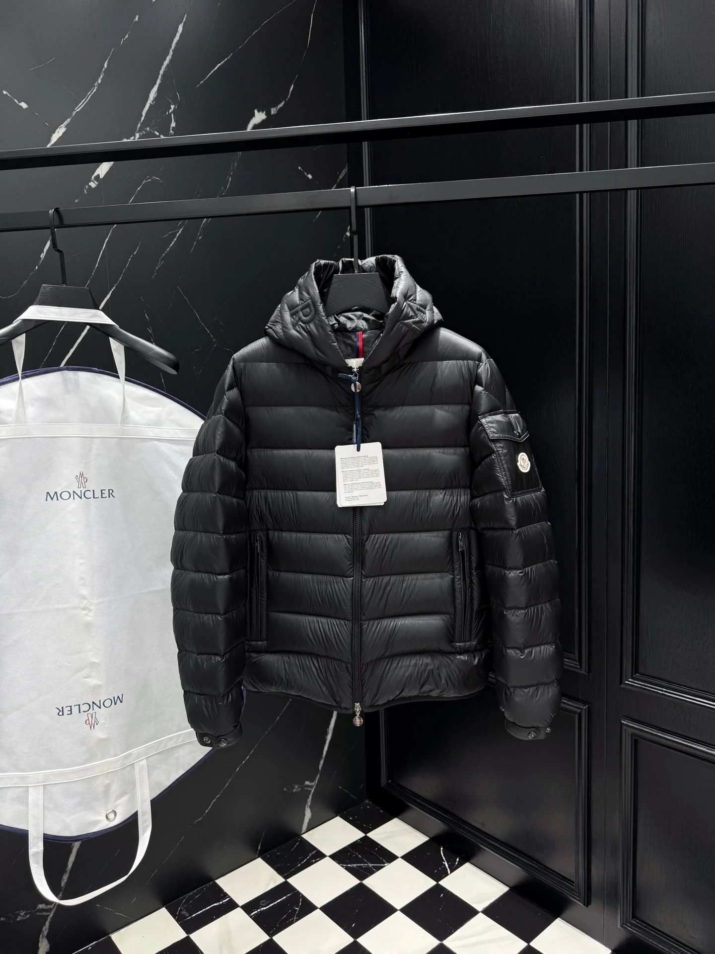 moncler秋冬新款原版订制五金配件全进口原版定制 欢迎对比 绝对的高品质 采用95白鸭绒 超柔软 充羽量蓬松饱满 超级重工 面料做工杠杠的版型 注意面料超舒