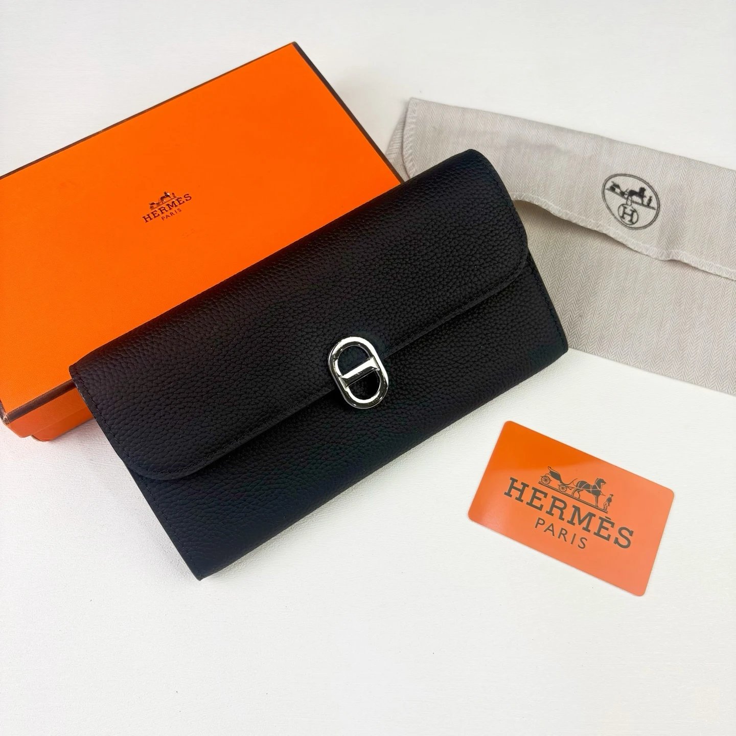Hermes new wallets 新款 尺寸：20.5*11*3cm 型号：0699银扣 按扣开合，比起经典钱包稍长和加厚 2个大间隔，中间有摆放零钱的拉链袋，12个卡位，大容量成为了最新的爱马仕