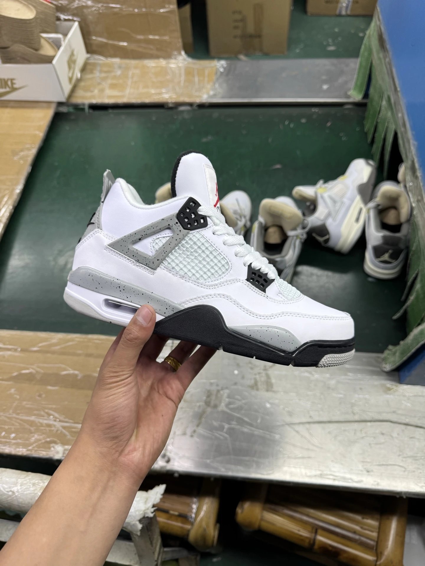 结算白水泥补齐 S版性价比版本 Air Jordan AJ4 Retro 系列 大厂出品 原纸板楦头开发 完美鞋型匹配公司货 正确TPU鞋舌锁扣 进口海玻璃 最新原厂底模 大底卡色咬花完美 鞋柜必备鞋