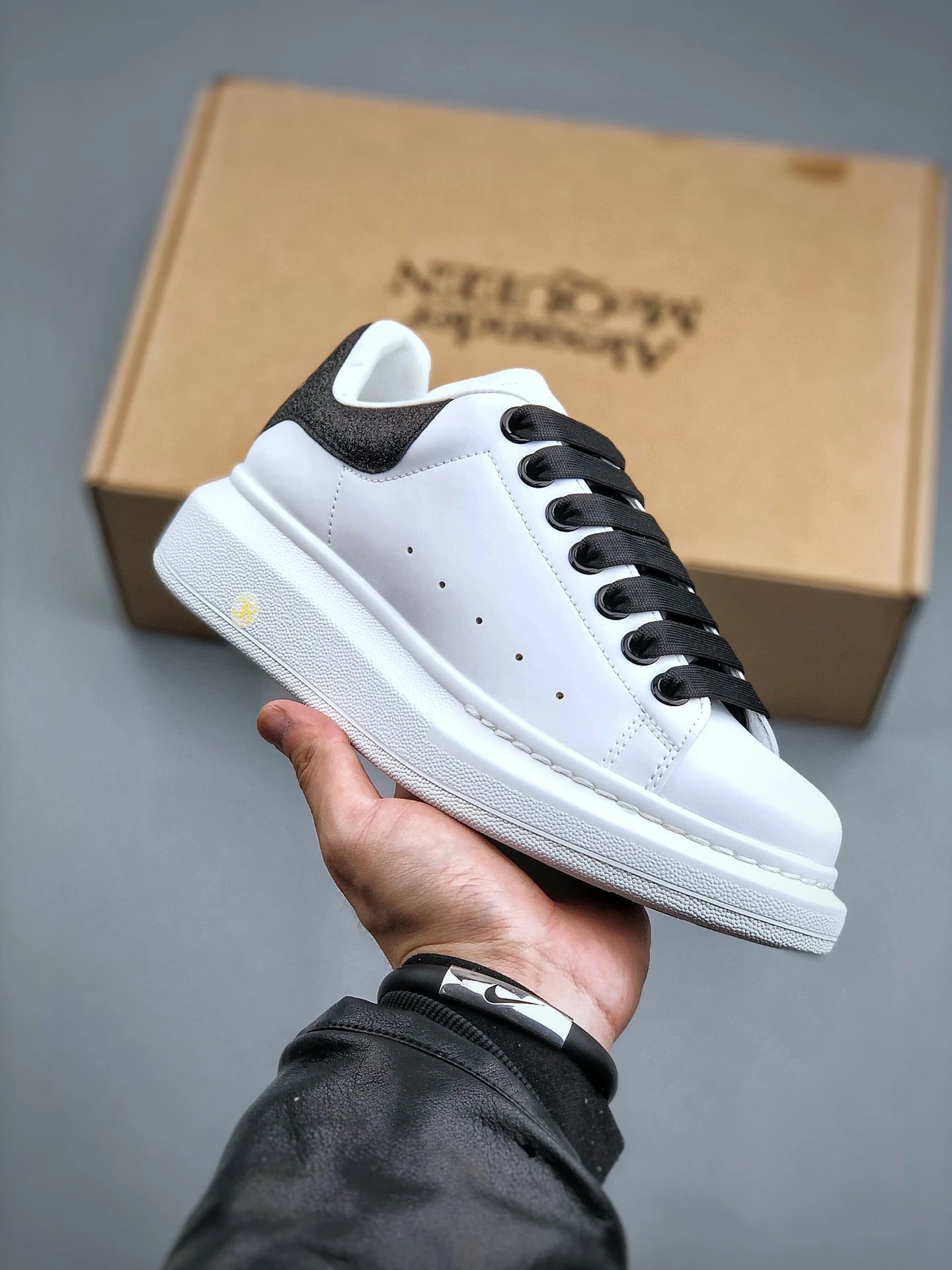 福利特价本地自取 海外指定版本 独特礼盒包装 Alexander McQueen/亚历山大麦昆 松糕鞋厚底增高小白鞋 进口丝绸亚光原版正品 水染羊皮内里 牛皮垫脚 回弹度到位 耐磨又舒适 鞋底厚4.5