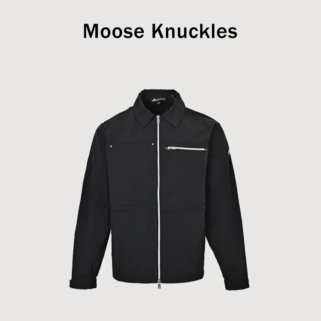 本地自取 MOOSE KNUCKLES MK 两色袖饰口袋翻领夹克外套 这款翻领夹克采用57%再生尼龙+40%棉+3%弹性纤维混纺面料，面料与内衬同质同源