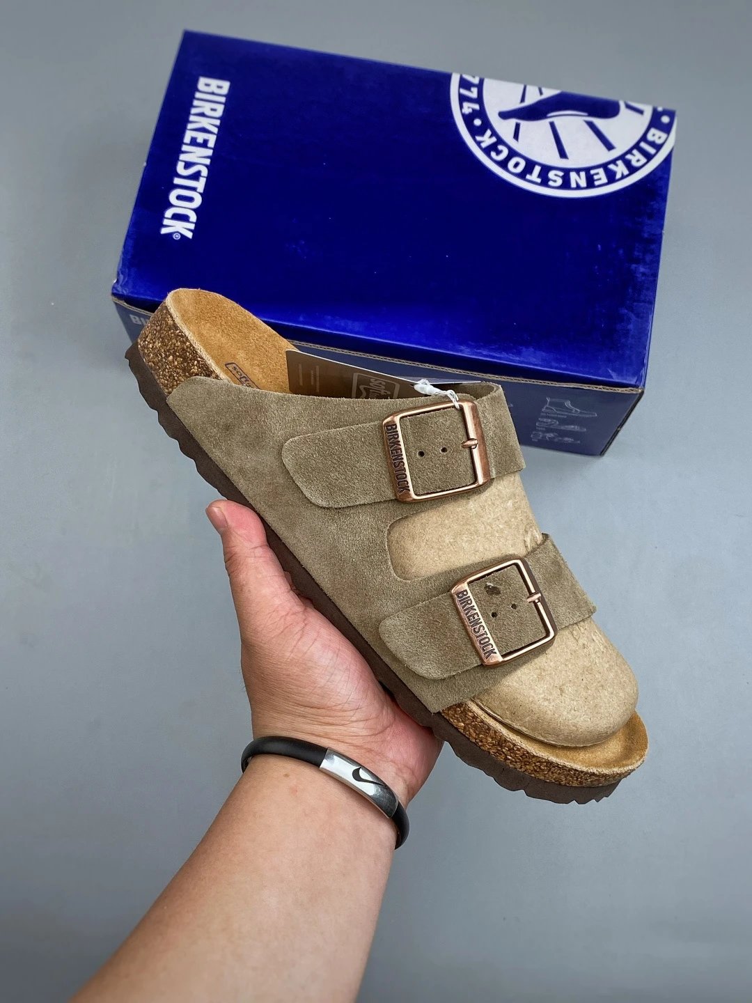 本地 放店私 Birkenstock 勃肯凉鞋系列 采用质地柔软牛皮绒面革植入羊羔毛鞋垫和里衬材质 中底搭载缓震软木橡胶 0951301
