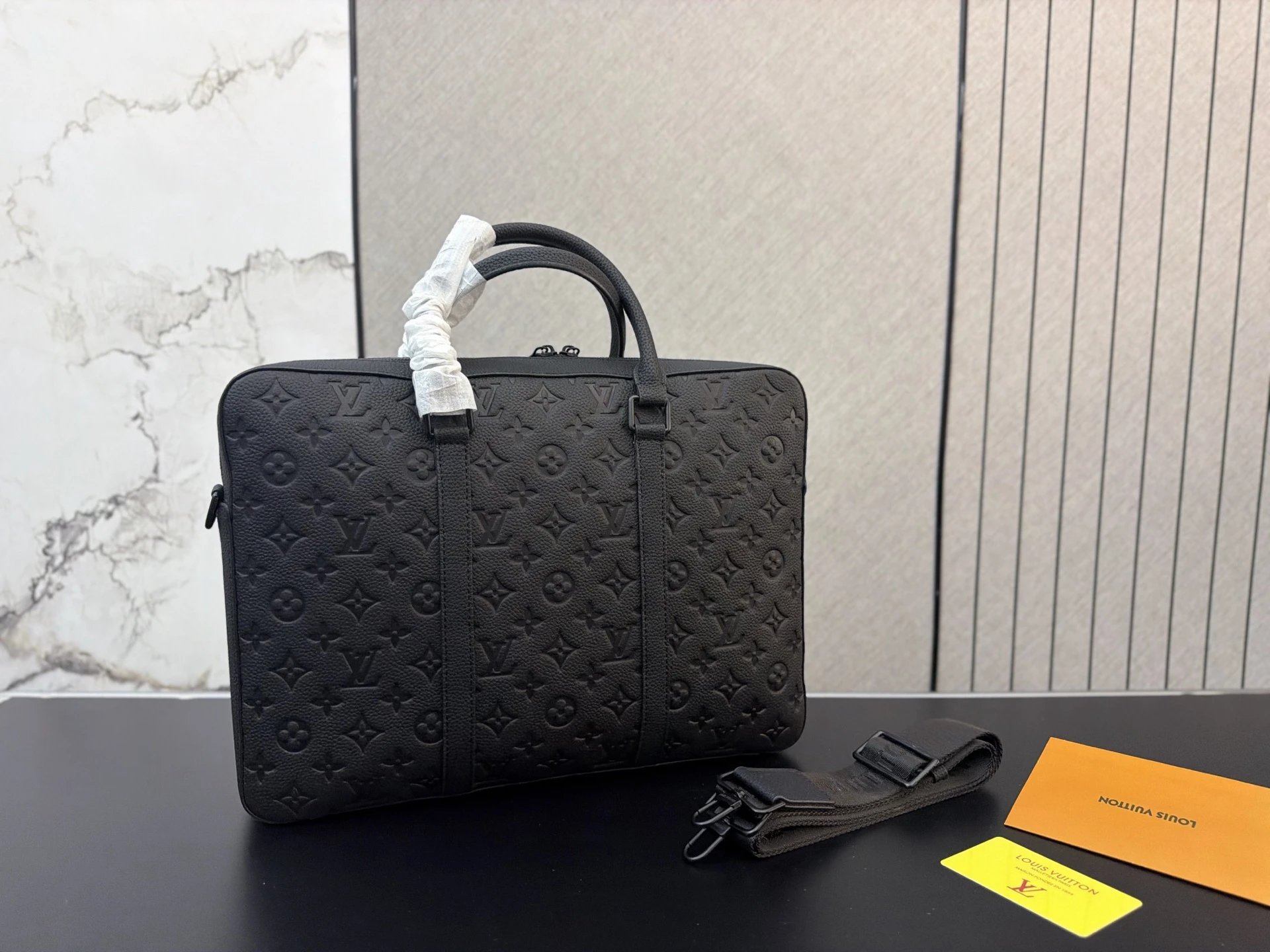 Louisvuitton lv 压花牛皮压花公文包 男包 电脑包 手提包 经典百搭 实物拍摄 高端品质 配送防尘袋 28 x 38 cm