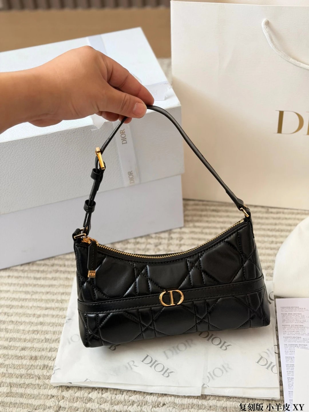 版 小羊皮 Dior Miss Caro迷你水饺包 Dior Miss Caro迷你水饺包，黑色羊皮革+藤格纹缉面线，复古金色CD标志超有辨识度尺寸小巧，日常通
