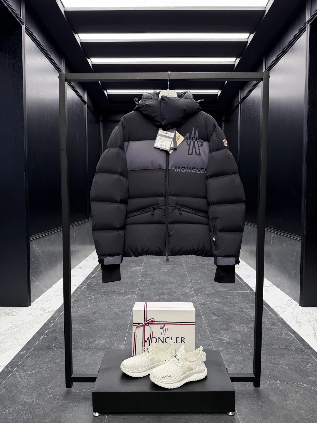 不能退，可以换码数、 特级羽绒Moncler Grenoble高端系列Blash(渠道臻品)区分全网色差低端版本.防水短款透气长袖羽绒服.男女同款.黑色双重压胶工艺特级鹅绒填充.连帽可脱卸可变立领夹克