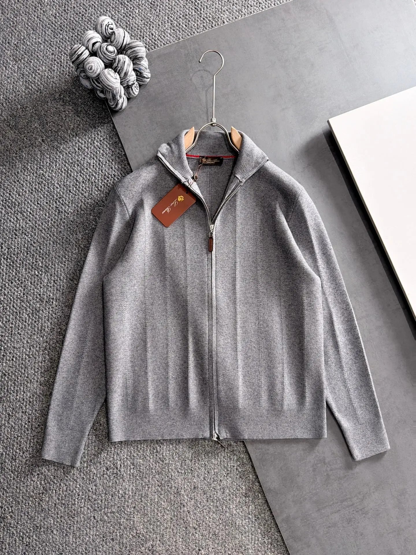 LP 诺悠偏雅 Loro Piana 老钱风 针织毛衣针织衫，采用面料选择：62%羊毛+23%锦纶+15%抗起球腈纶混纺纱线，经由进口针织机精密织造