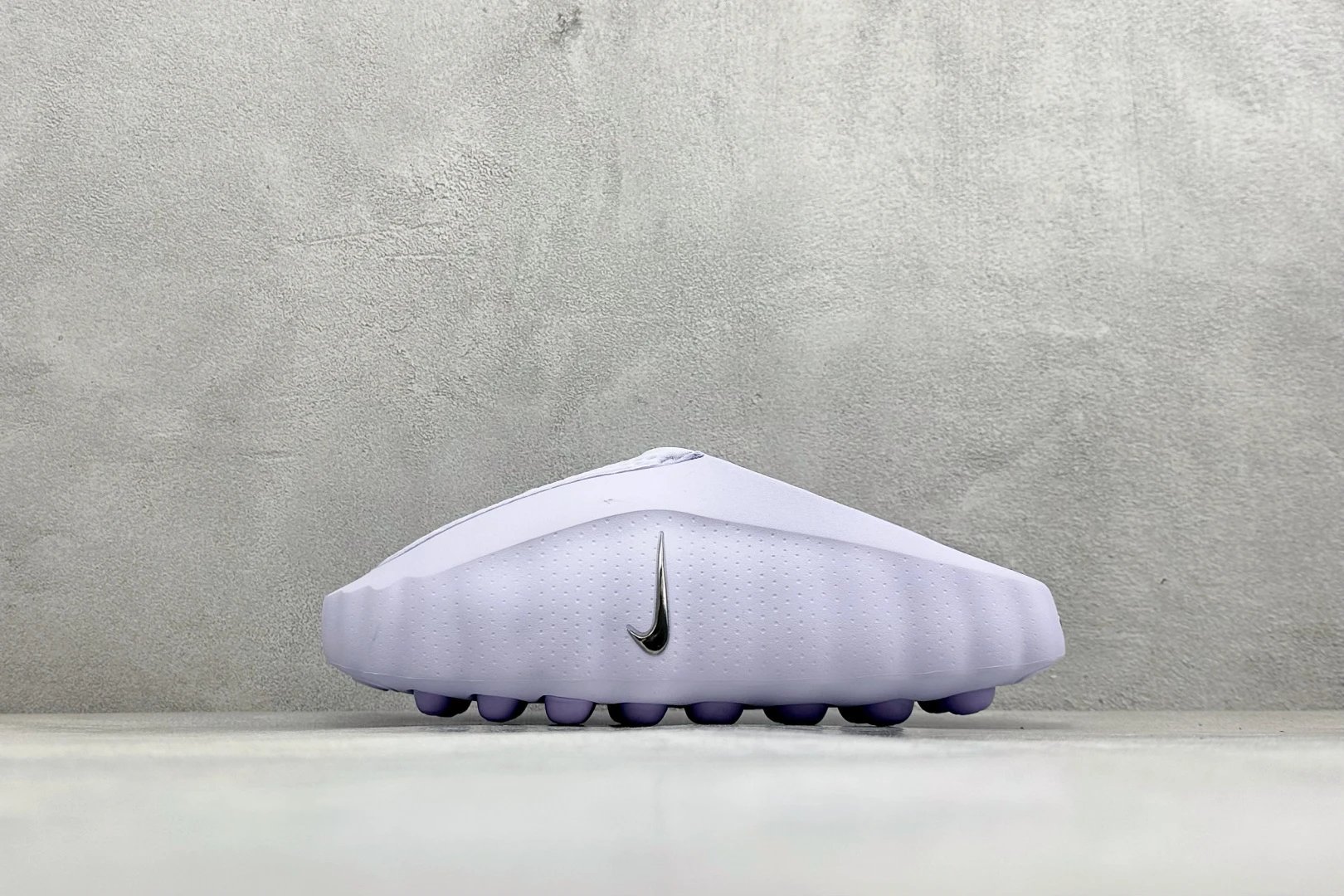 本 放店私 Nike Mind 001 耐克 足底按摩科技风包头拖鞋专为室内外综合训练打造 整体以红色为主，鞋面是穿孔的透气织物材质，侧面装饰着闪亮的金属铬迷你Swoosh Logo，简约中带着亮点；