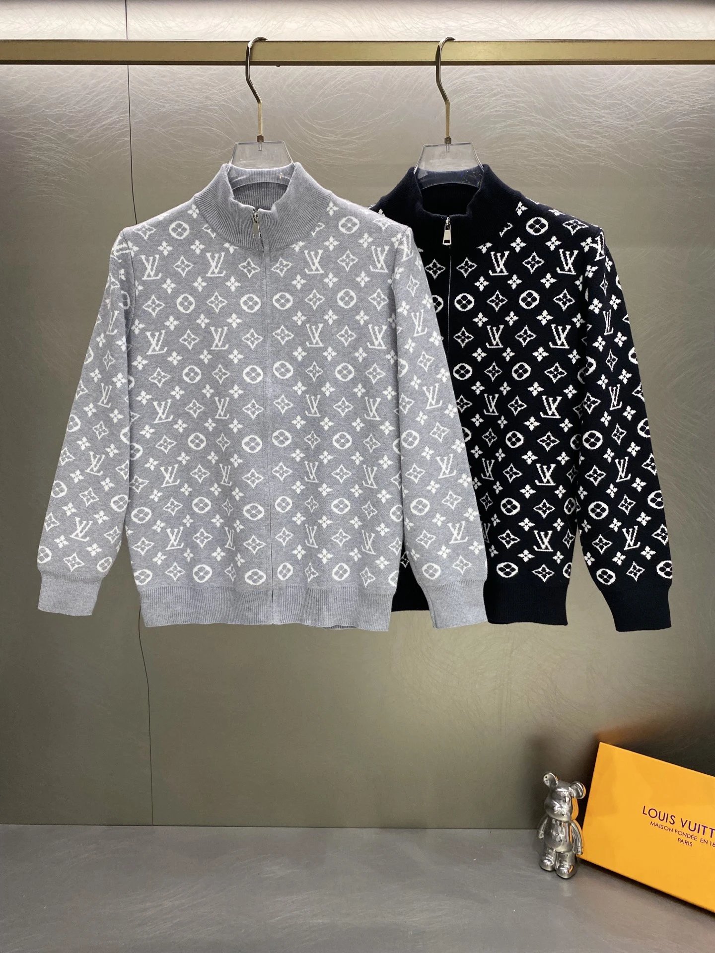 lv 拉链满印字母针织立领拉链毛衣开衫外套 LOUISVUITTON 官网 ZP 同步新款针织毛衣 面料采用精品含羊毛纯棉材料 吊牌 吊粒 洗水 主卖 包装 全套辅料 所有细节均为无美颜滤镜实拍 放心