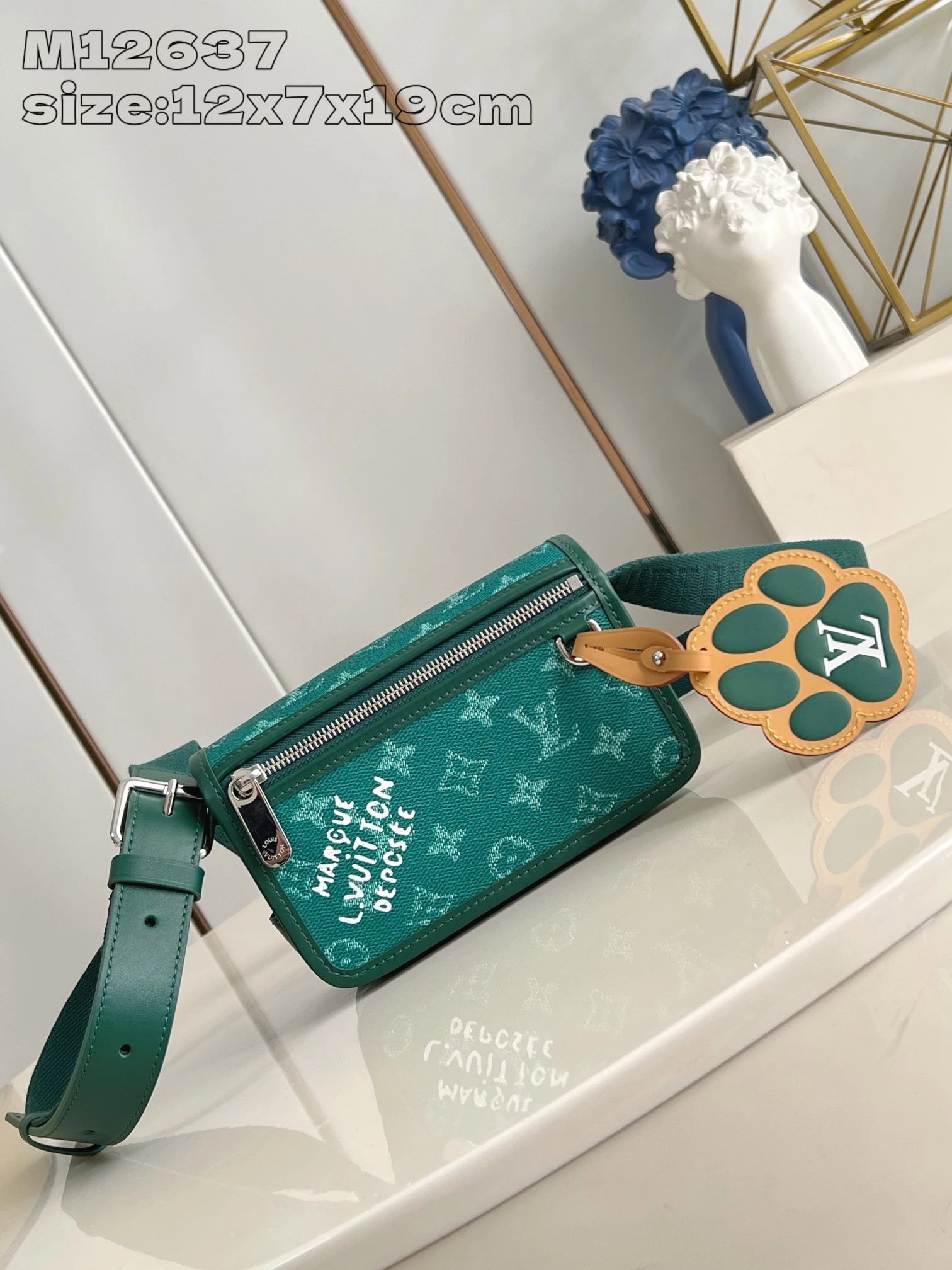 M12637绿 本款 Bosphore 迷你手袋采用 Monogram Heritage 帆布，以原版 Damier 印花的纵横纹理和 Marque L.Vuitton Déposée 标识重绎 Mo