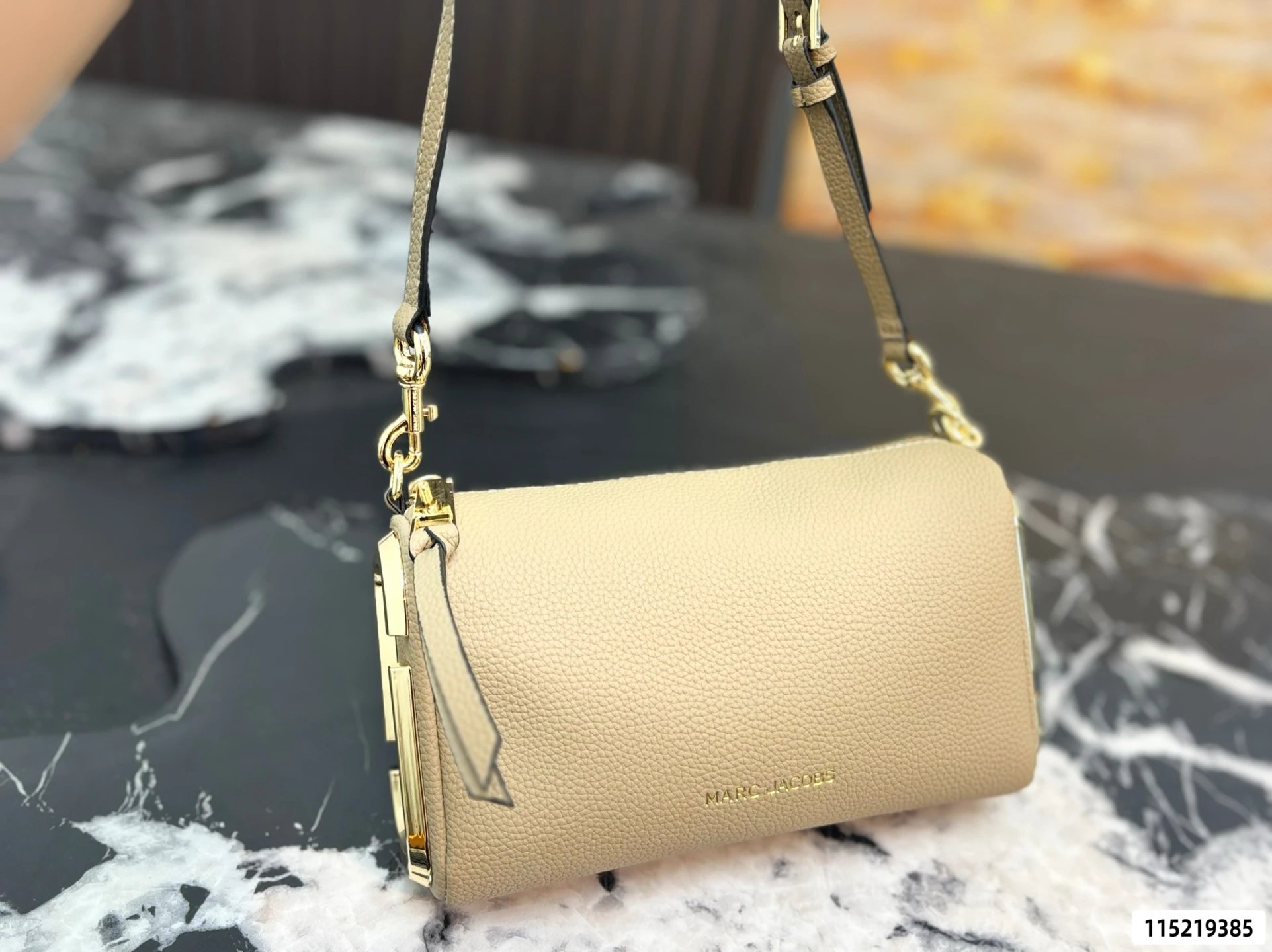 尺寸24.15 马克雅克布Marc Jacobs 相机包 清新可潮流的风格 周冬雨同款包包 复古俏皮又可爱 两根肩带 方便又实用 容量很大 日常必备单品都可以装