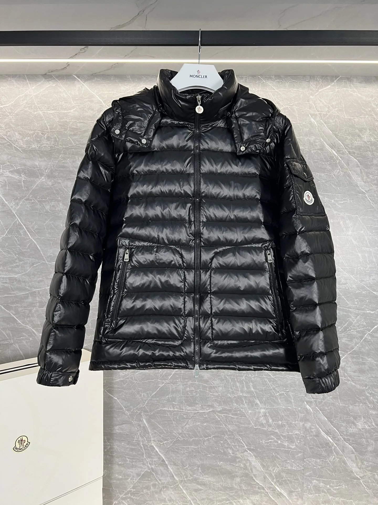 广州高版本Moncler Lauros短款男士.超柔软细腻面料，羽绒填充，极致轻便保暖-1