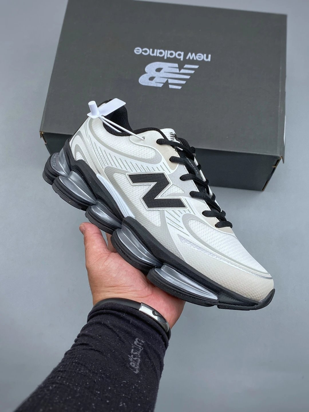 支持放店 New Balance NB2000舒适百搭防滑耐磨 低帮 休闲跑步鞋男女同款，2000款通过无缝流线型鞋面轮廓无疑偏向于前者，通过现代结构实现标志性的分层外观