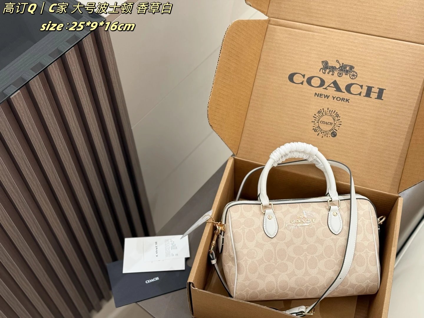新增大号 飞机盒 COACH Rowan迷你波士顿包，经典Signature涂层帆布+白色皮革饰边，香草白配色超温柔小巧但容量很能装，日常出门完全OK可拆卸长肩