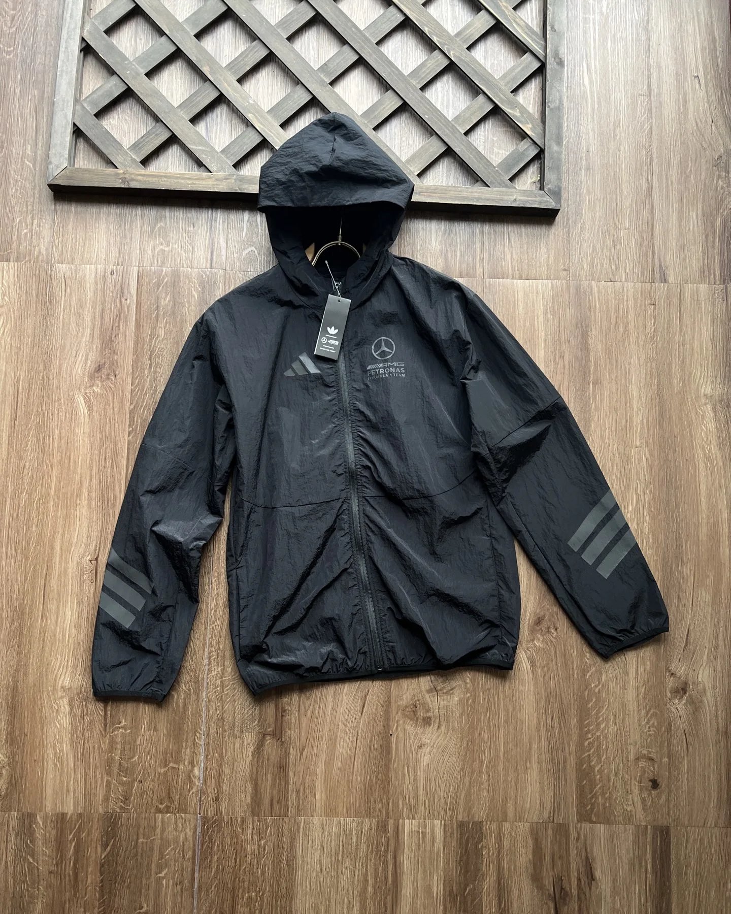 包邮 adidas MERCEDES - AMG PETRONAS FORMULA 1 TEAM NIGHT WINDBREAKER 连帽拉链长袖防晒衣轻薄夹克外套 男女同款 把赛道的速度感穿在身上！