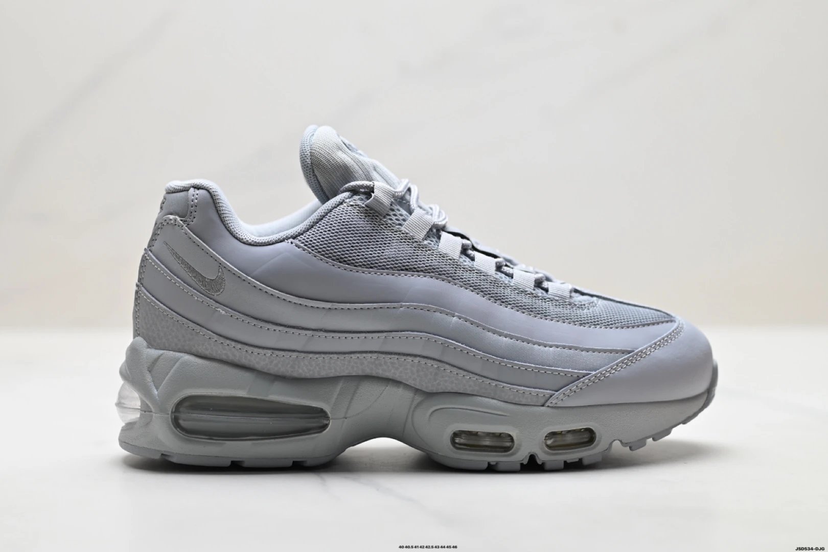 公司级NIKE AIR MAX 95 SP 耐克 气垫复古慢跑百搭鞋休闲运动鞋 这双鞋采用前脚掌开窗式气垫 这种设计在当时是前所未有的 鞋带孔的设计灵感来自人体肋骨 而鞋底支撑片则模仿了人体脊柱 甚至