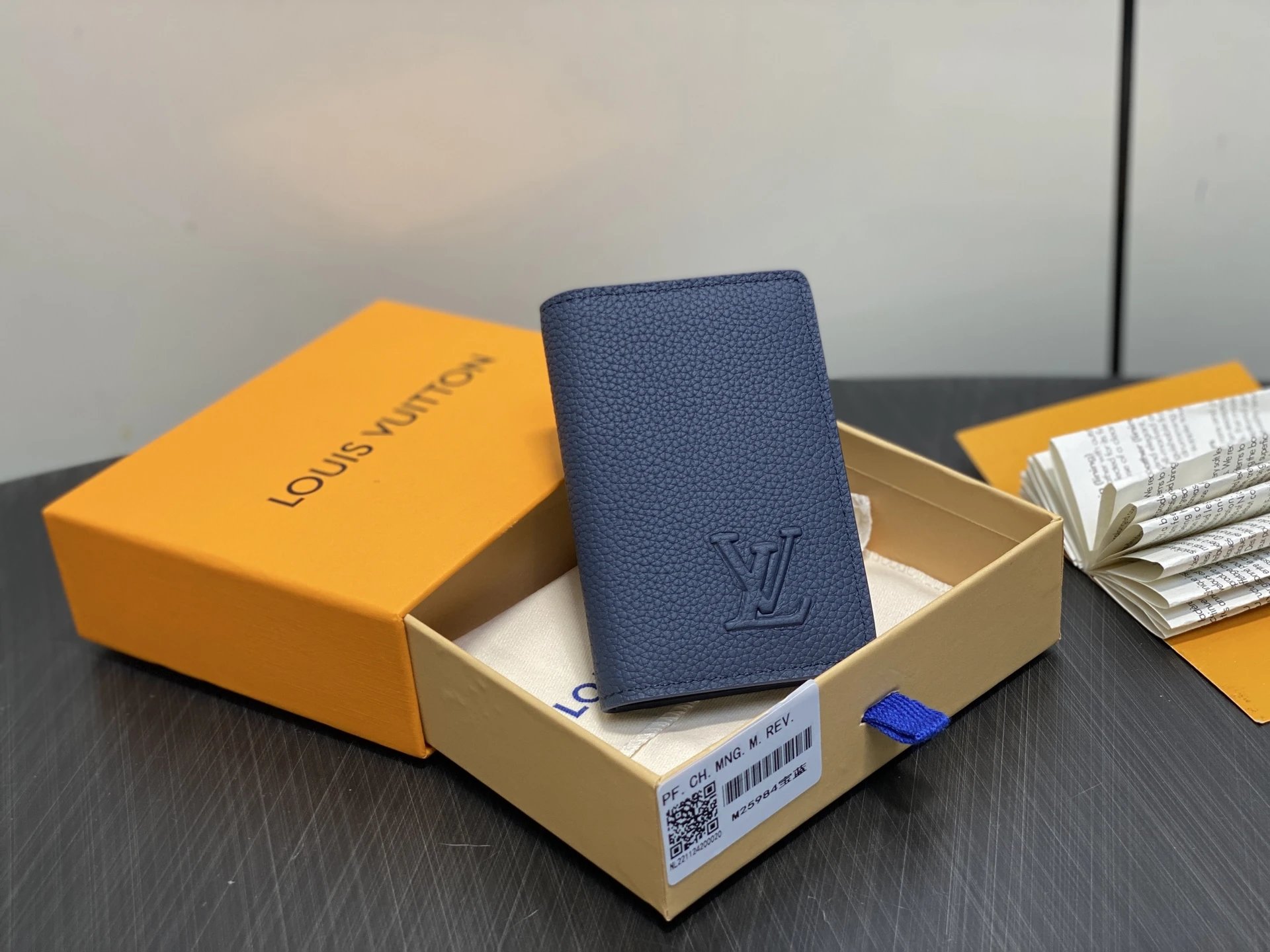 台湾货 M25984宝蓝 荔枝纹全皮卡包 Pocket organizer 口袋钱夹 lv Aerogram系列中采用打蜡处理的小牛皮材质展示的小巧实用的口袋Ogagager钱包