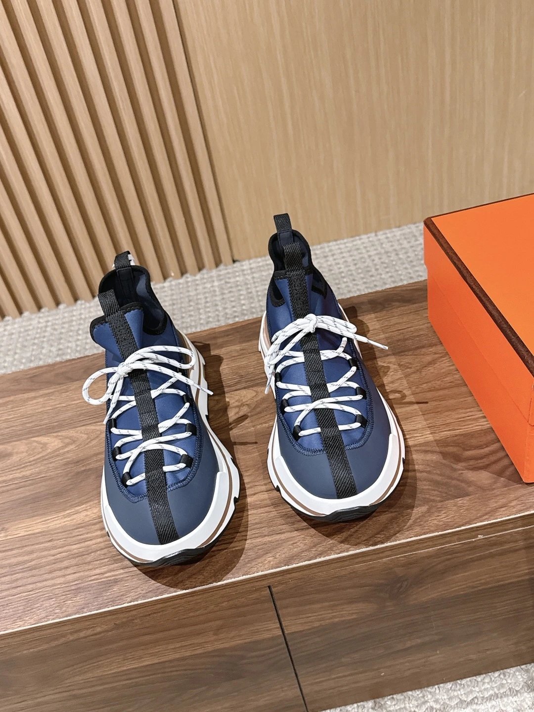HERMES MOOVE 爱马仕新款男士休闲运动鞋 弹力布拼接牛皮材质 高科技泽西织物和麂皮山羊皮运动鞋，饰有撞色材质