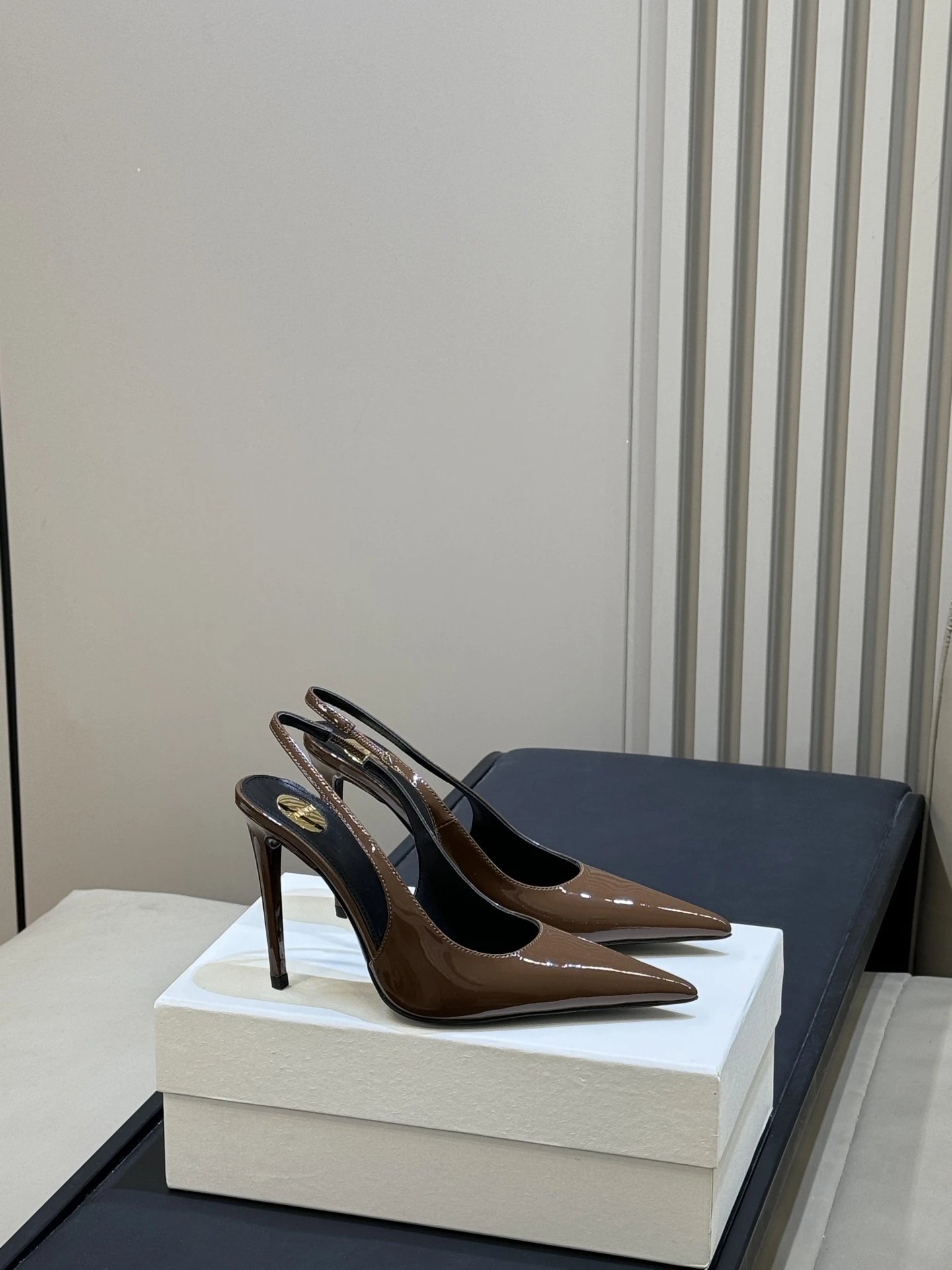 YSL 26ss new arrival～夏季新款尖头细跟后空凉鞋 Saint Lauren*锐利修长的尖头鞋型，鞋面选用亮面亮泽漆皮打造，搭配纤细弹力后绊带，内里点缀金属标识，利落收窄鞋床修饰脚面线