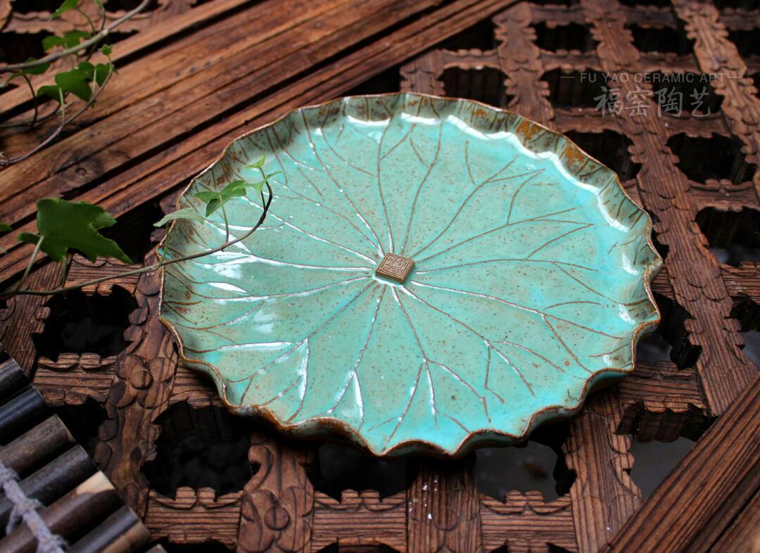 荷叶茶盘碧绿的荷叶,如同一只只耀眼的翡翠盘,托起冰肌玉骨的荷花