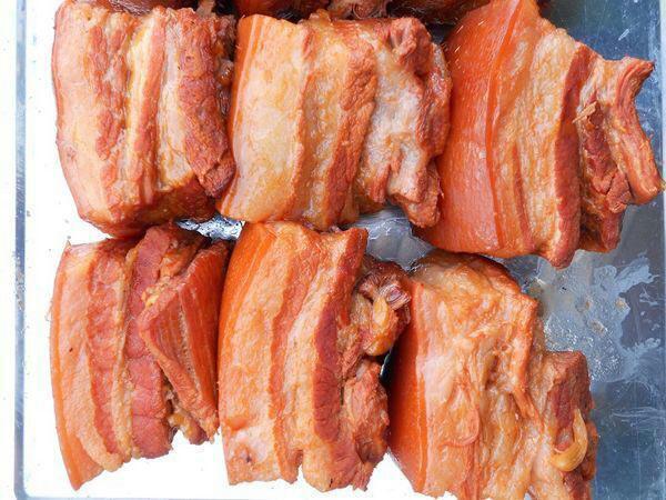 柴沟堡熏肉是有名的熟肉制品,用柏木熏制而成,成品皮烂肉嫩,表里一致