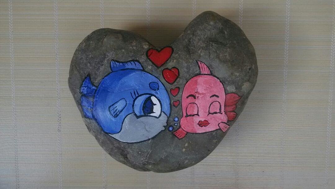 纯手绘石头画,心型石头,心形鹅卵石,蓝色粉色,情侣鱼,猪心肺绿色,石头