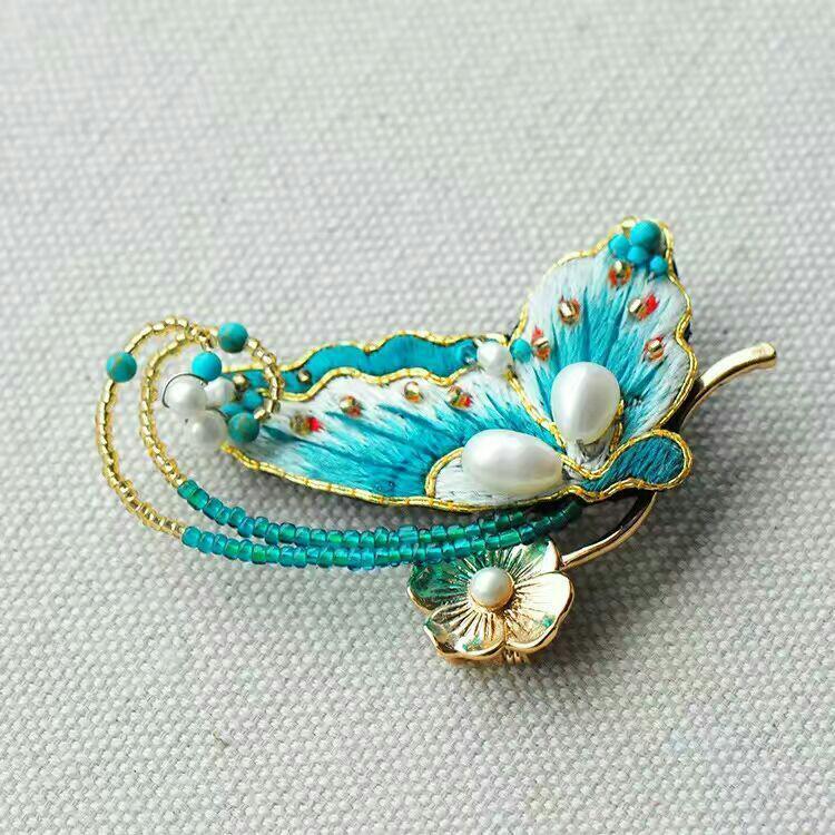 苏绣蝴蝶珍珠浅蓝色胸针[色][色] 喜欢的亲们 可以预定哟[呲牙][呲牙