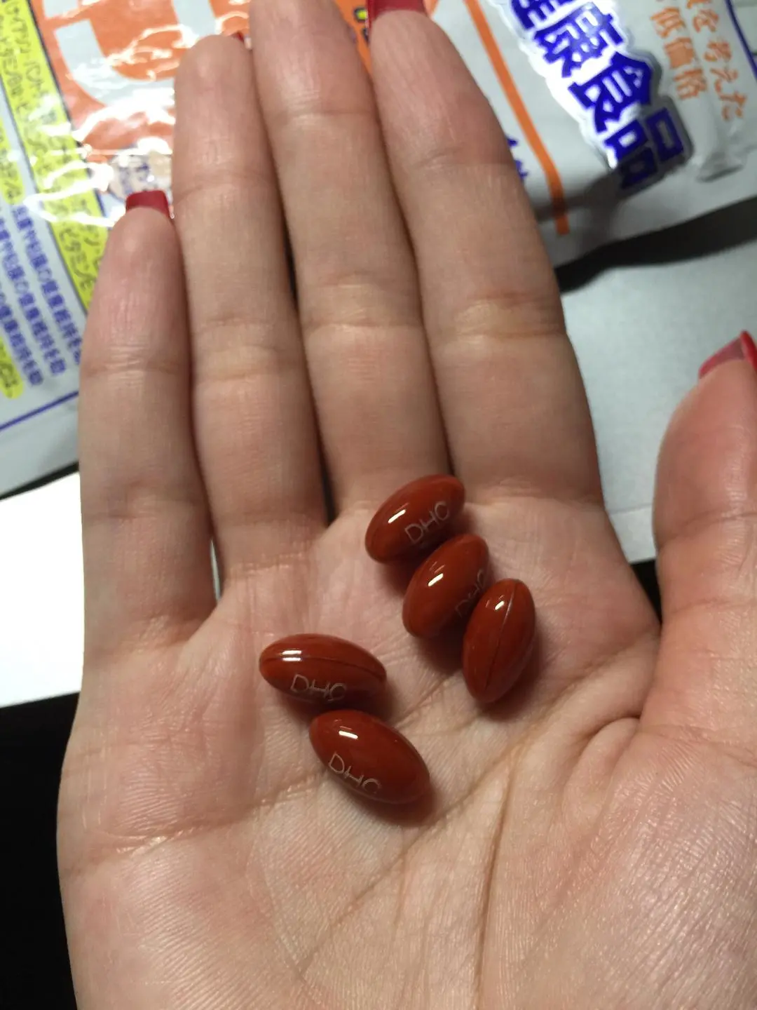 日本dhc综合维生素 综合维他命提升精力60日dhc综合维他命是根据最新配方研制的高含量复合天然维他命 每一粒中富含了12种的维生素 可以满足人体内每天所需要摄取的维生素的量 满足体内生理代谢所需