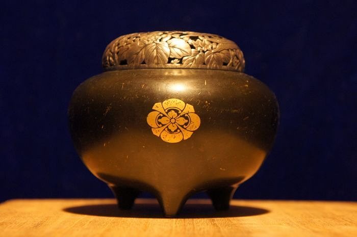 日本铁壶日本香炉日本古董(日本织田信长家公春造凤凰香炉)