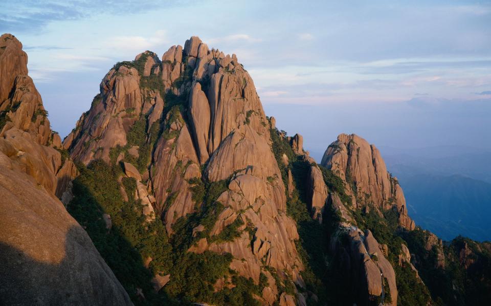 黄山雄踞风景秀丽的安徽南部,是我国最著名的山岳风景区之一