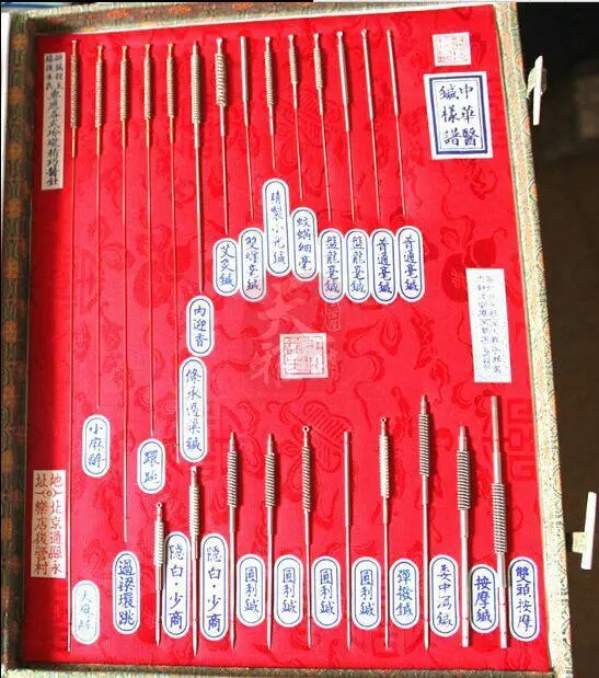 中华医针样谱，古九针，盘龙锋针，各式针灸针锦盒三折展开以后