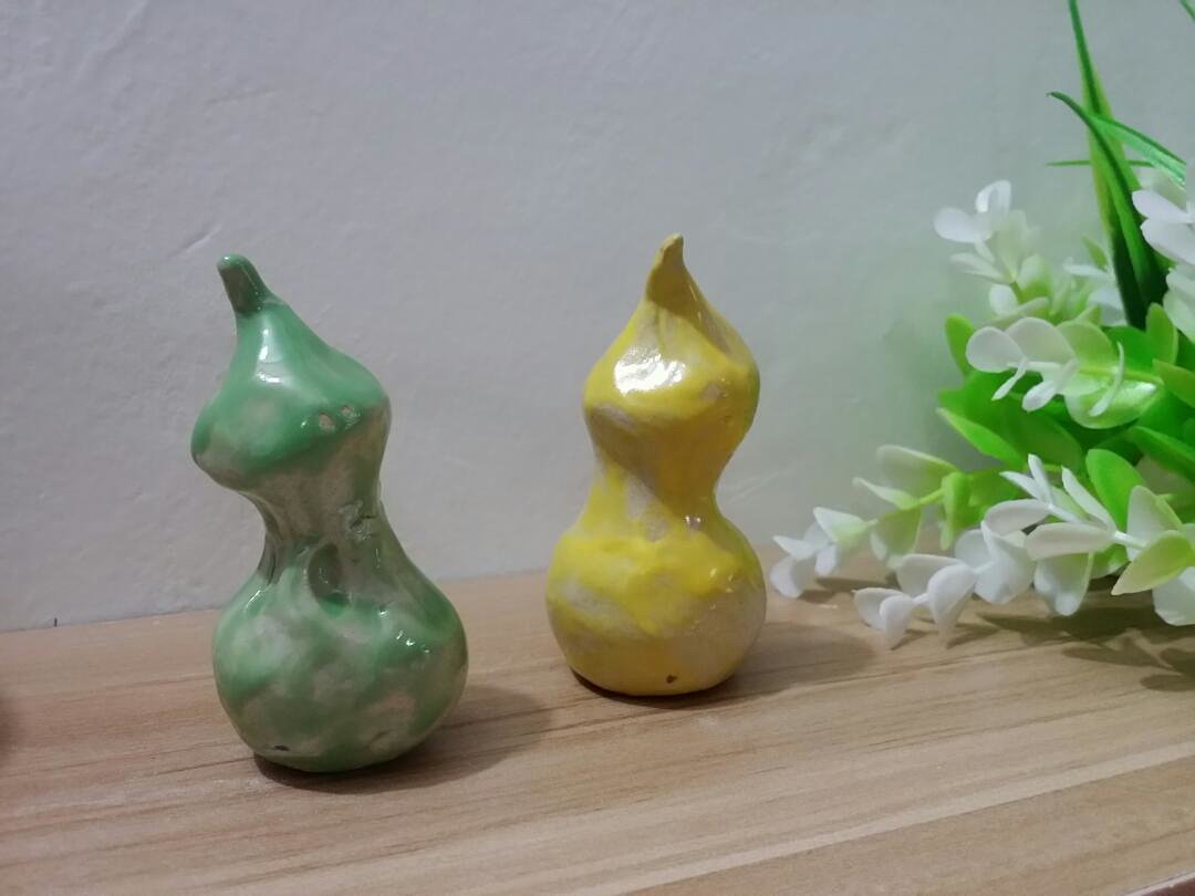 手工捏陶泥成型葫芦一对高约10厘米彩色釉面已烧成瓷
