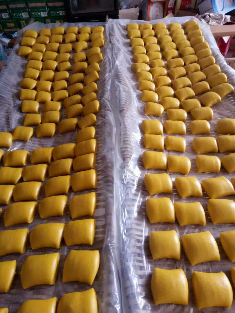 正宗寨九坳黄元米果上市啦,欢迎预订购买 纯正大禾米和栀子果柴火蒸熟