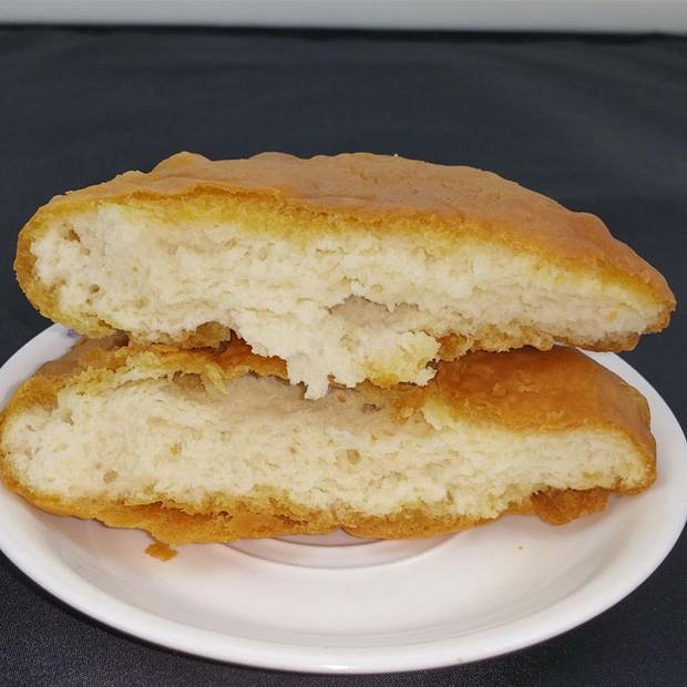 特产简介 镇原糖油饼的生产和制作可以追溯到清朝中期,已有上百年的