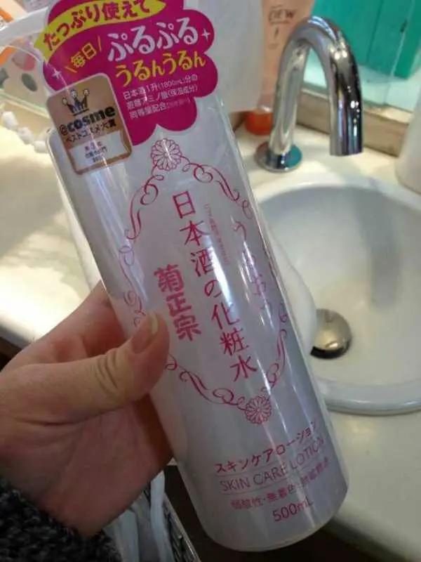 Cosme大赏推荐日本菊正宗日本酒化妆水500ml 主要功能是在补水 能使干燥的肌肤变得水润水润的